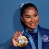 Jordan Chiles degli Stati Uniti posa con la medaglia di bronzo vinta dopo la finale di ginnastica femminile di lunedì alle Olimpiadi di Parigi. Il Comitato Olimpico Internazionale afferma che Chiles deve restituire la medaglia dopo che un arbitro ha stabilito che il suo appello iniziale sul risultato era in ritardo di quattro secondi.