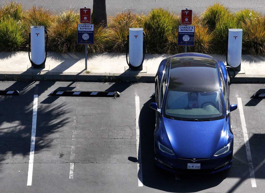 Un vehículo eléctrico se encuentra estacionado en una estación de carga de Tesla en Sausalito, California, en junio. El paquete de impuestos y gastos bajo consideración en el Senado podría eliminar los créditos fiscales federales para comprar y comprar un EV a fines de septiembre, incluso antes de una versión de la Cámara del mismo proyecto de ley.