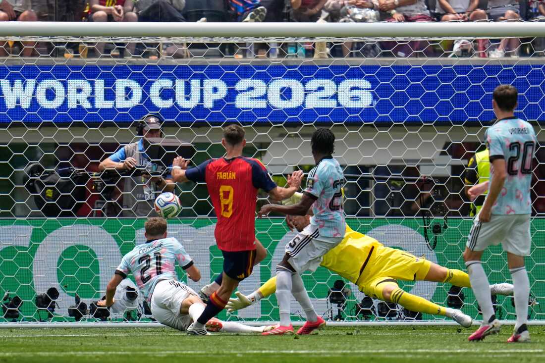İspanyol Fabian Ruiz (8), 10 Temmuz 2026 Cuma günü Los Angeles yakınlarındaki Inglewood, Kaliforniya'da İspanya ile Belçika arasında oynanan Dünya Kupası çeyrek final futbol maçında açılış golünü attı.