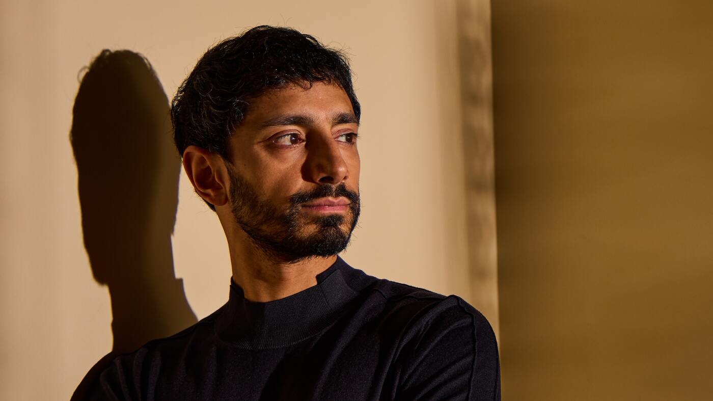 En ‘Temple’, Riz Ahmed se enfrenta a su crítico interior y a James Bond: NPR
|