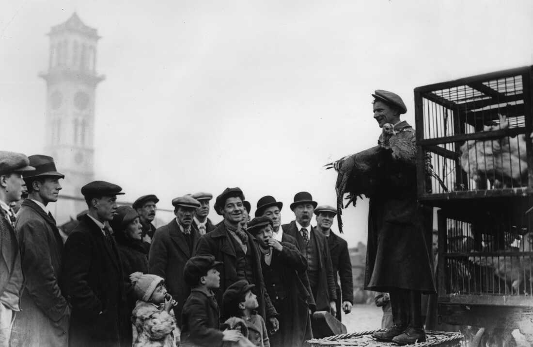 伦敦喀里多尼亚市场上，人们正在购买圣诞火鸡。