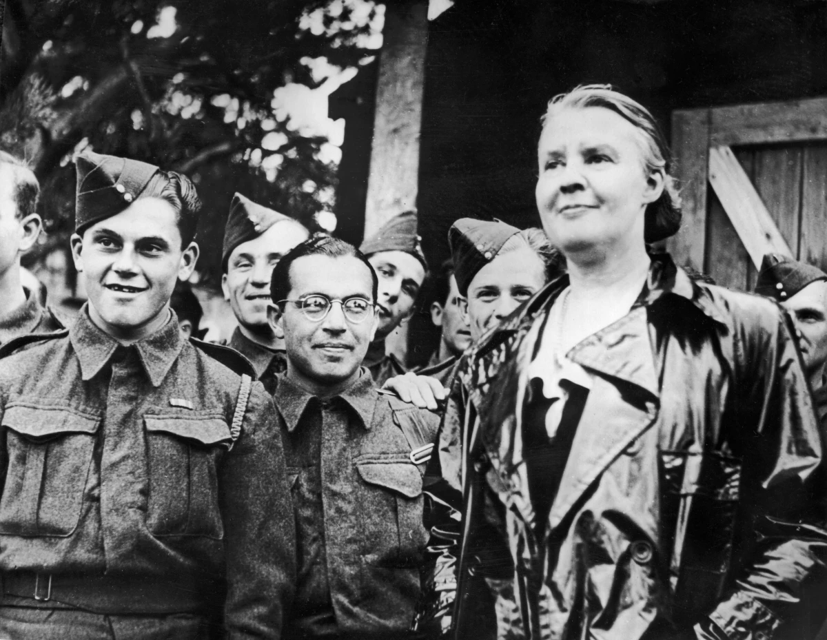 Thompson with a group of Czech soldiers during World War II.