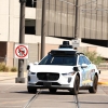 Waymo otonom Jaguar elektrikli aracı, 15 Eylül'de Phoenix'in eteklerindeki Tempe, Arizona'da görülüyor.