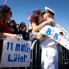 Juan Caceres, 16 Mayıs'ta Norfolk, Virginia'daki Norfolk Donanma İstasyonunda USS Gerald R. Ford uçak gemisinden indikten sonra Heidi Eckstein'ı öpüyor.