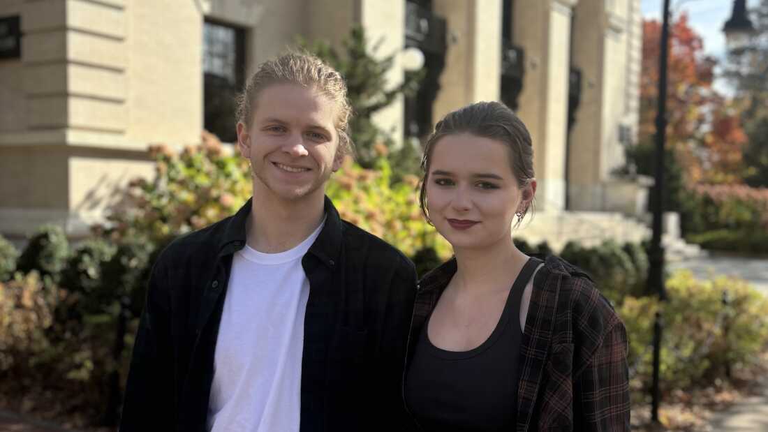 Trevor Keller, à gauche, et Rhiannon Constanzo, à droite, marchent pour déposer le ballot postal de Keller sur le campus de l'Université de Penn State en octobre 2024. Keller et Constanzo, qui sont en couple depuis plus d'un an, ont voté pour les candidats politiques adverses lors des élections de 2024.