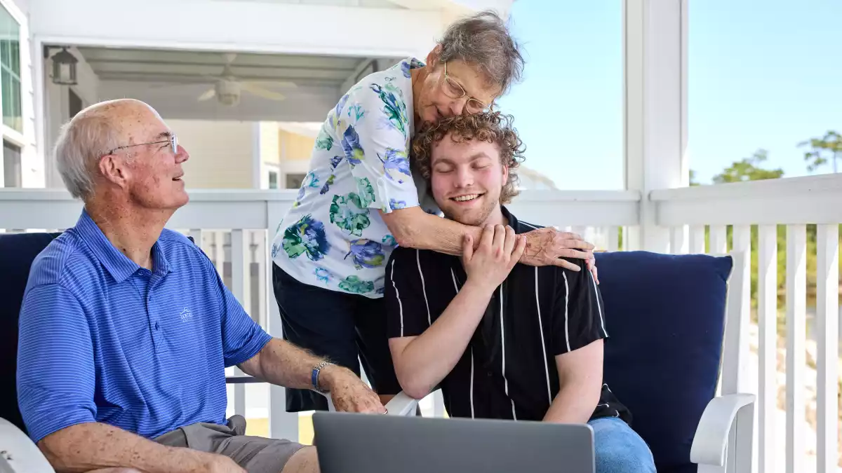 Colby McCaskill con sus abuelos