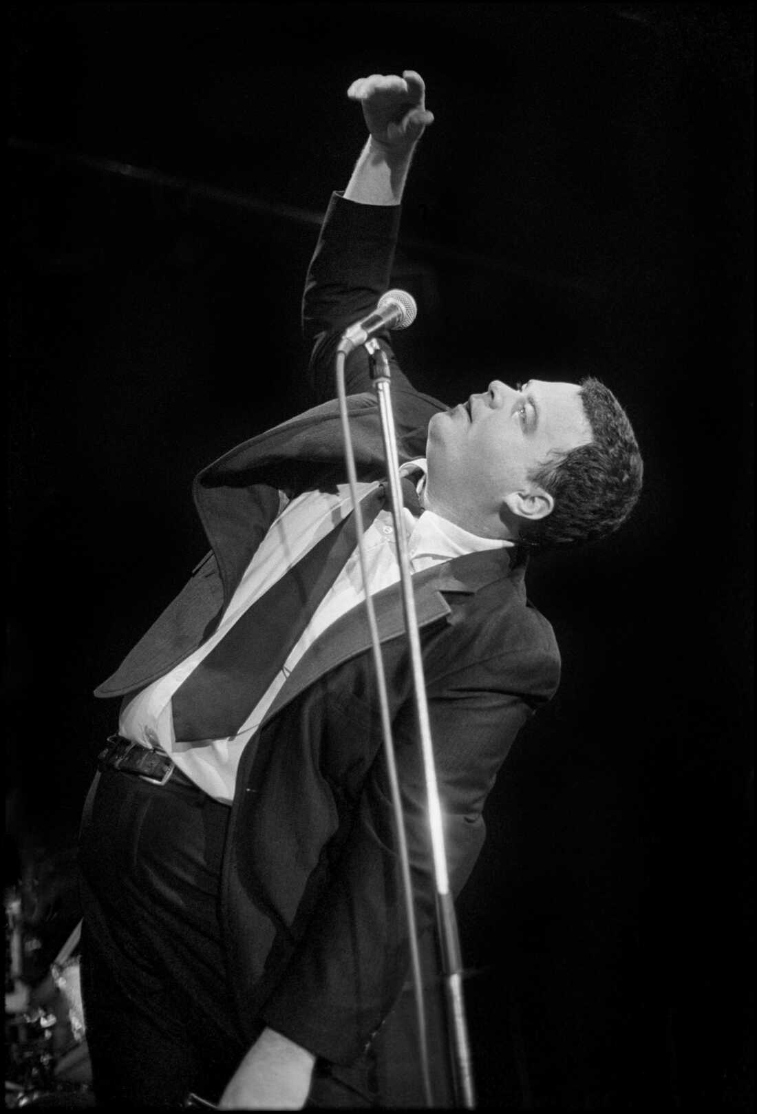 Pere Ubu's David Thomas performing at North London Polytechnic, London 13 February 1981. (Photo by David Corio/Redferns/Getty Images)