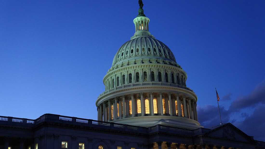 2023 年 1 月 5 日,太阳落在华盛顿特区的美国国会大厦上