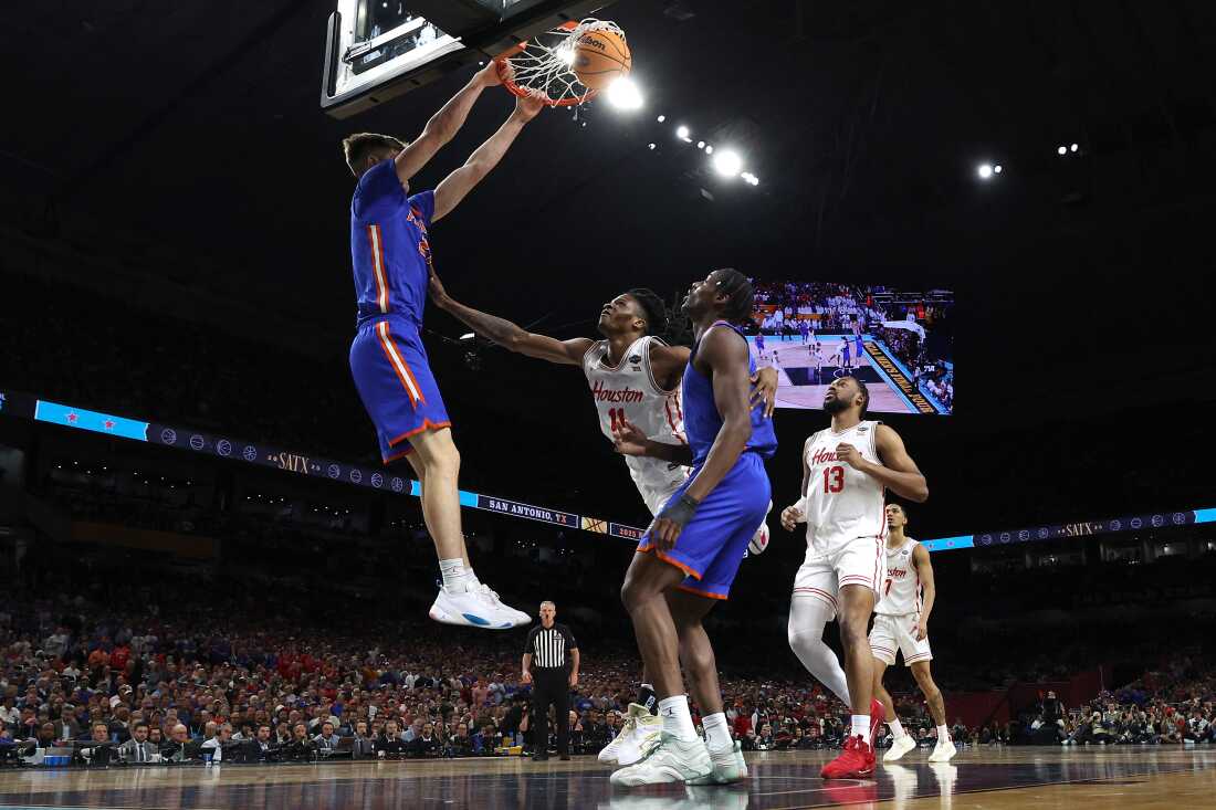 Alex Condon of the Florida Gators dunks against Joseph Tugler of the Houston Cougars