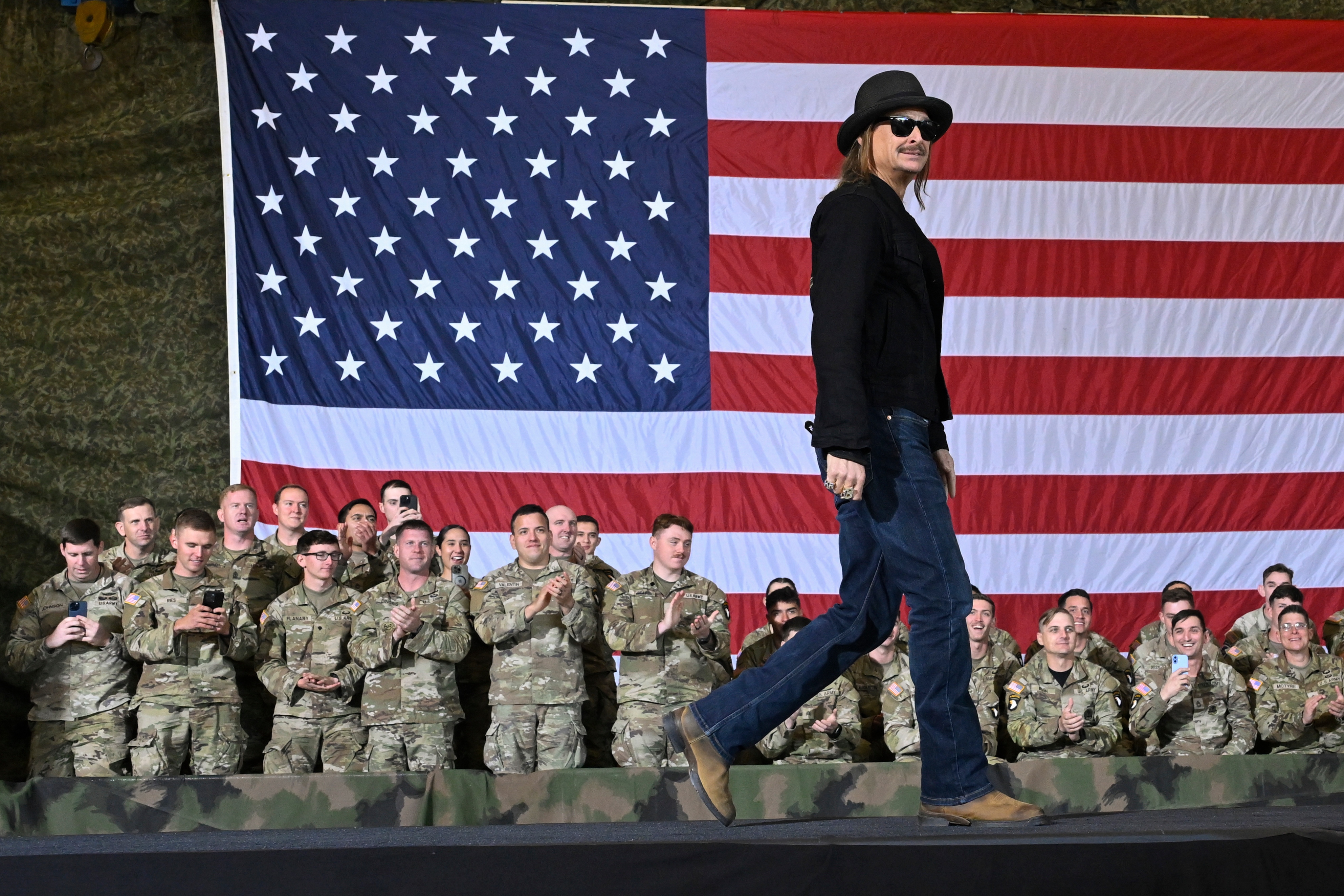 Ordu, Kid Rock'ı selamlarken helikopterlerin yüzme havuzunun yanında uçtuktan sonra inceleme yapıyor