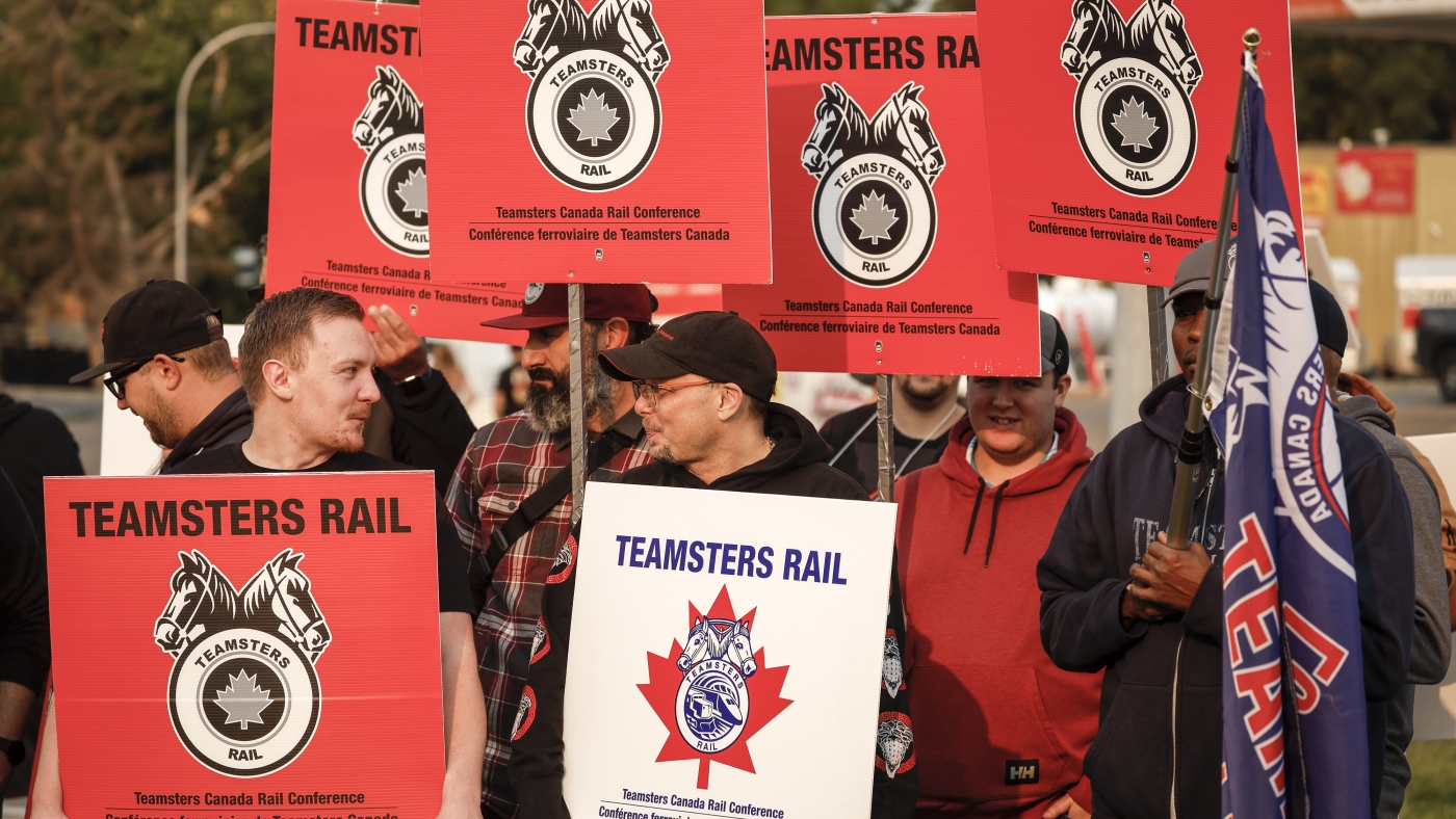 Arbitration hearing between Canadian railroads and union ends with no decision : NPR Arbitration hearing between Canadian railroads and union ends with no decision : NPR