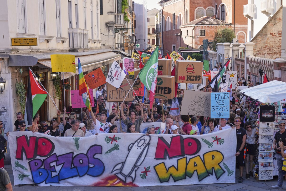 Protest in Venice during Jeff <a data-mil=