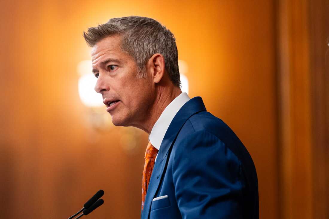 美国交通部长肖恩·达菲警告说 "大规模混乱", "大规模航班延误" 甚至关闭某些 "部分空域" 如果政府关门持续到下周。