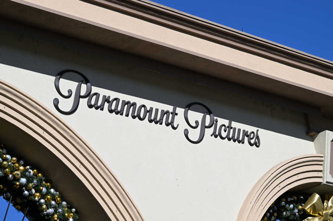 Η πινακίδα Paramount εμφανίζεται έξω από τα στούντιο Paramount στο Λος Άντζελες, Καλιφόρνια, στις 9 Δεκεμβρίου 2025.