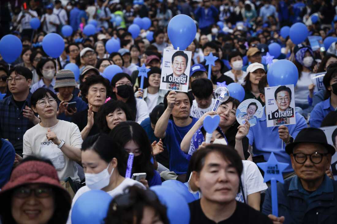 SEOUL, SOUTH KOREA - JUNE 02: Supporters of South Korea's presidential candidate Lee Jae-myung of the Democratic Party wait for him to come for a campaign rally on June 2, 2025 in Seoul, South Korea. South Korean voters head to the polls to replace ousted President Yoon Suk-yeol. The Korean presidential election race is in its final stretch, with the main candidates focusing their campaigns on the domestic political agenda. South Korea will elect a new president on Tuesday after former President Yoon Suk Yeol was removed from office over his short-lived imposition of martial law in December. (Photo by Woohae Cho/Getty Images)