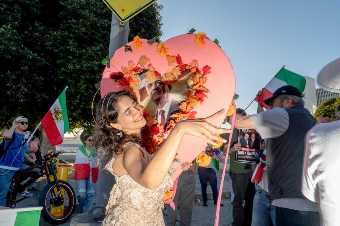 2026 年 2 月 28 日星期六,支持伊朗战争的示威者在美国加利福尼亚州洛杉矶市政厅举行。伊朗最高领导人在美国和以色列的空袭中丧生,这加剧了石油资源丰富的中东地区不断升级的冲突,并扰乱了霍尔木兹海峡周围的交通。