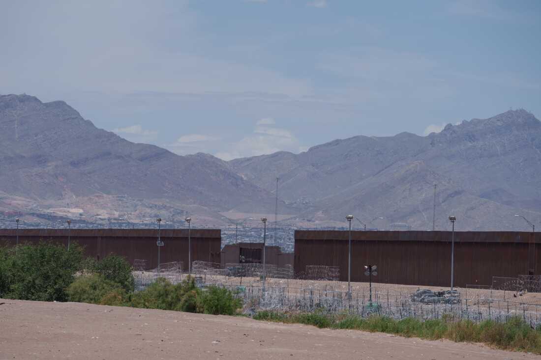メキシコのチワワ州シウダー・フアレスでは、暑い日に移民たちが亡命を求めて国境を越えていた地域に人が誰もいない様子が見られた。 