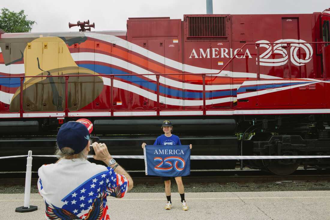 Green, Ohio'dan 25 yaşındaki Adam Lapham, 74 yaşındaki büyükbabası James Wallace tarafından Philadelphia'da bir mola sırasında Union Pacific'in dünyanın en büyük çalışan buhar motorlu lokomotifi olan Big Boy No. 4014'e bağlı bir tren vagonunun önünde çekilen bir fotoğrafı temsil ediyor.
