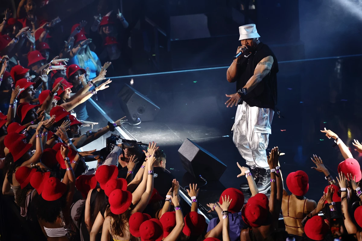 A performance by rap pioneer LL Cool J brought the crowd to its feet.