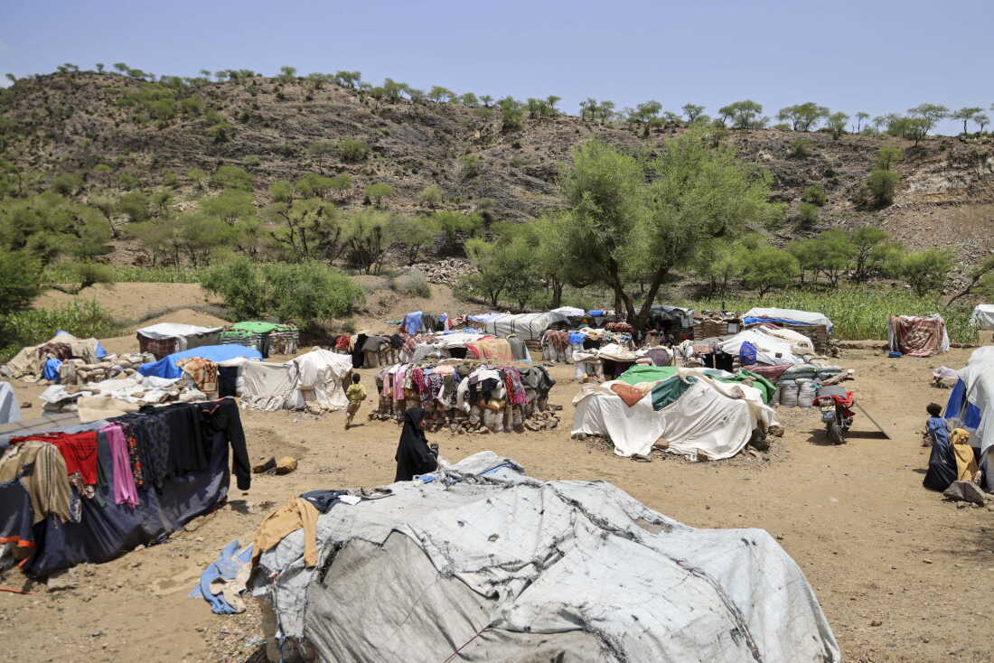 Internally displaced (IDP) Yemenis who fled their homes due to renewed clashes between Yemen's Saudi-backed government forces and the country's Houthi rebels, set-up new makeshift homes in the al-Kadah area of the Taiz Governorate, southwestern Yemen on Sep. 6, 2026