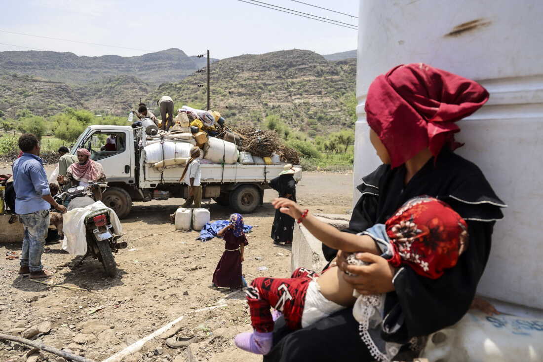 Internally displaced (IDP) Yemenis who fled their homes due to renewed clashes between Yemen's Saudi-backed government forces and the country's Houthi rebels, unload their belongings and set-up makeshift homes in the al-Kadah area of the Taiz Governorate, southwestern Yemen on Sep. 6, 2026.