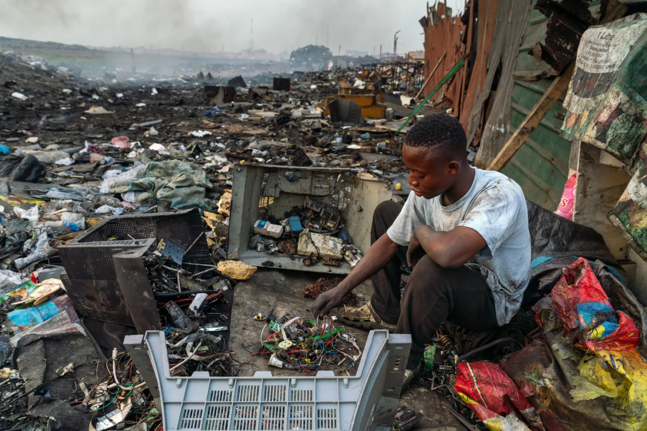Stunning view of a vast e-waste dumping ground, and those who make a living off it (7 min)