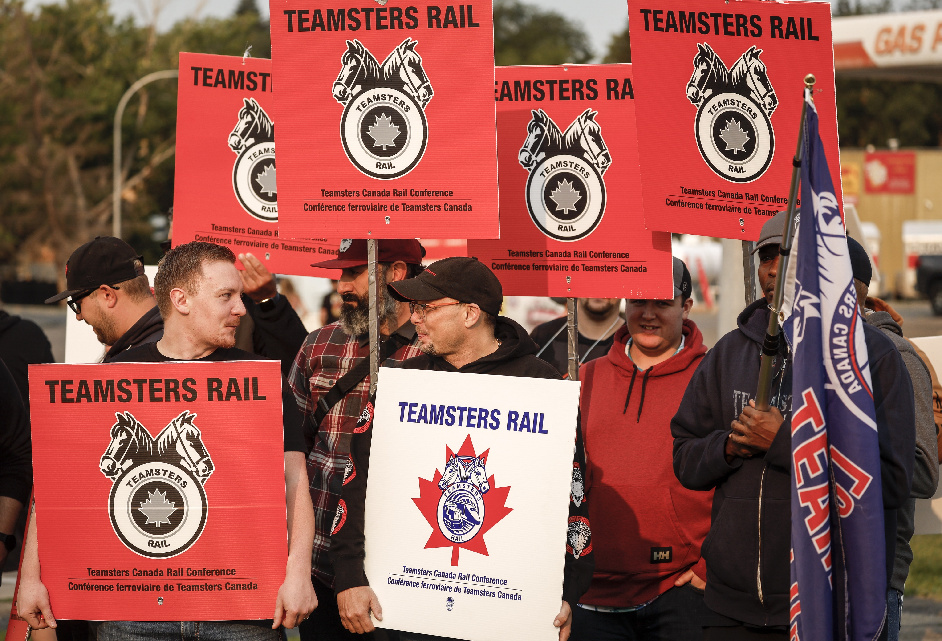Arbitration hearing between Canadian railroads and union ends with no decision
