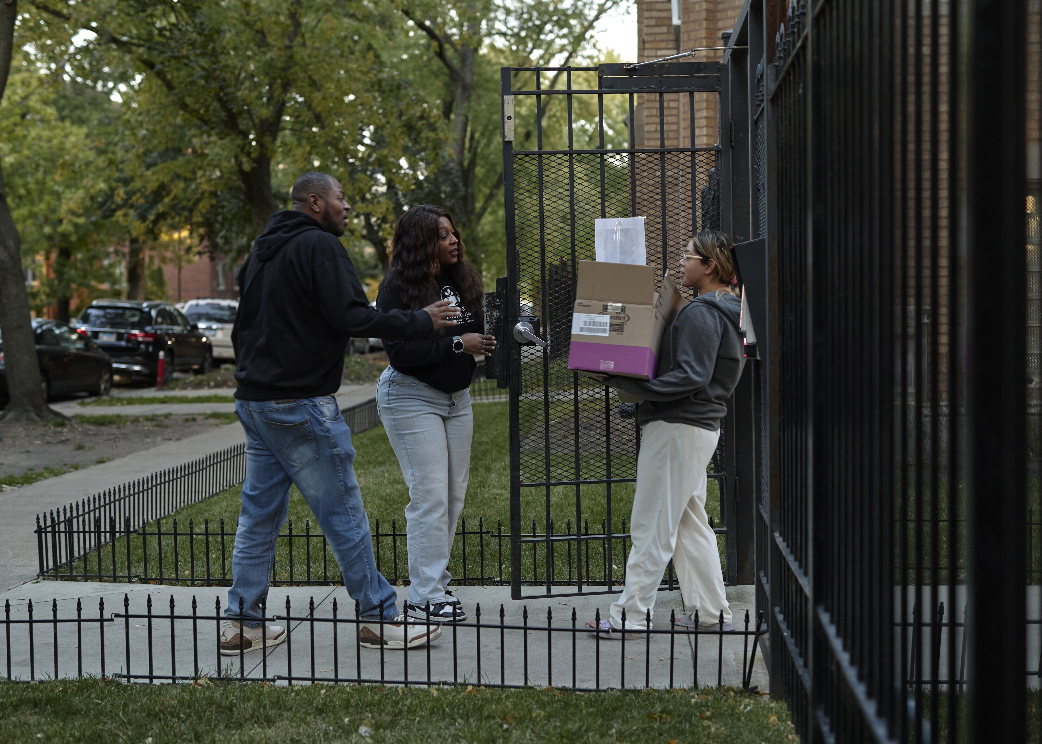 Alicia Spradley (left) and her husband purchased groceries for a young SNAP recipient who may run out of benefits in Chicago on Oct. 30.