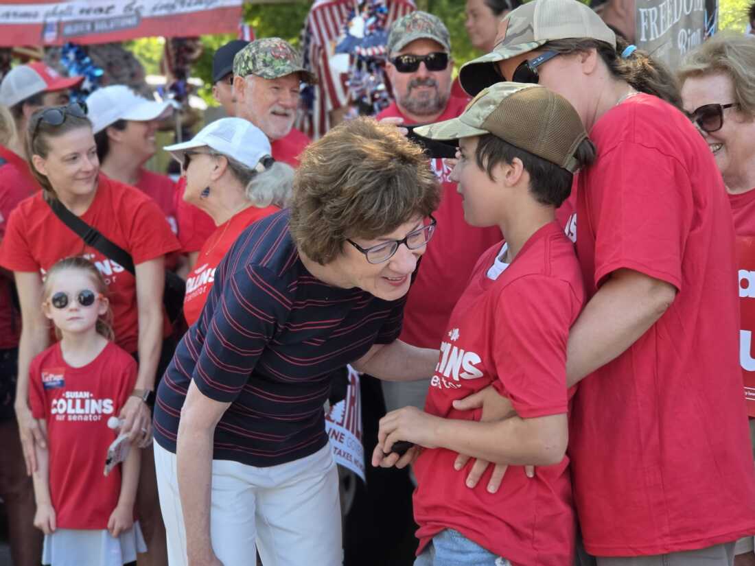 Senatör Susan Collins, R-Maine, 11 Temmuz'da Lizbon, Maine'de düzenlenen yıllık Moxie Günü Geçit Töreninde genç bir geçit törenini dinlemek için eğiliyor.