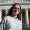 Becky Pepper-Jackson, 15 anni, posa per una foto davanti alla Corte Suprema degli Stati Uniti a Washington domenica.