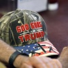 Üzerinde God Guns ve Trump yazan bir şapkanın ayrıntılı bir görünümü, Louisiana'lı bir Cumhuriyetçi olan ABD Temsilcisi Julia Letlow'un 6 Mayıs 2026'da Franklinton, La La'daki Bourne's Restaurant'ta düzenlediği kampanya etkinliğinde görülüyor. Silah hakları grupları, Trump yönetiminin ikinci döneminde 'altın çağ'ı görüyor.