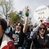 3月26日、最高裁判所判事が食品医薬品局対ヒポクラテス医学同盟の訴訟で口頭弁論を聴取する中、デモ参加者らは最高裁判所の外で中絶の権利を訴える集会を開いた。