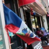 Little Haiti semtindeki bir mağazanın önünde Haiti bayrakları sergileniyor.
