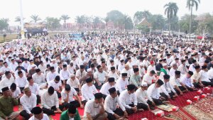 Indonesian Muslims attend a prayer requesting for rain following wildfires that burn through peatlands in several regions in Sumatra and Kalimantan Island, in Palembang, South Sumatra, Indonesia, Tuesday, Aug. 25, 2026.