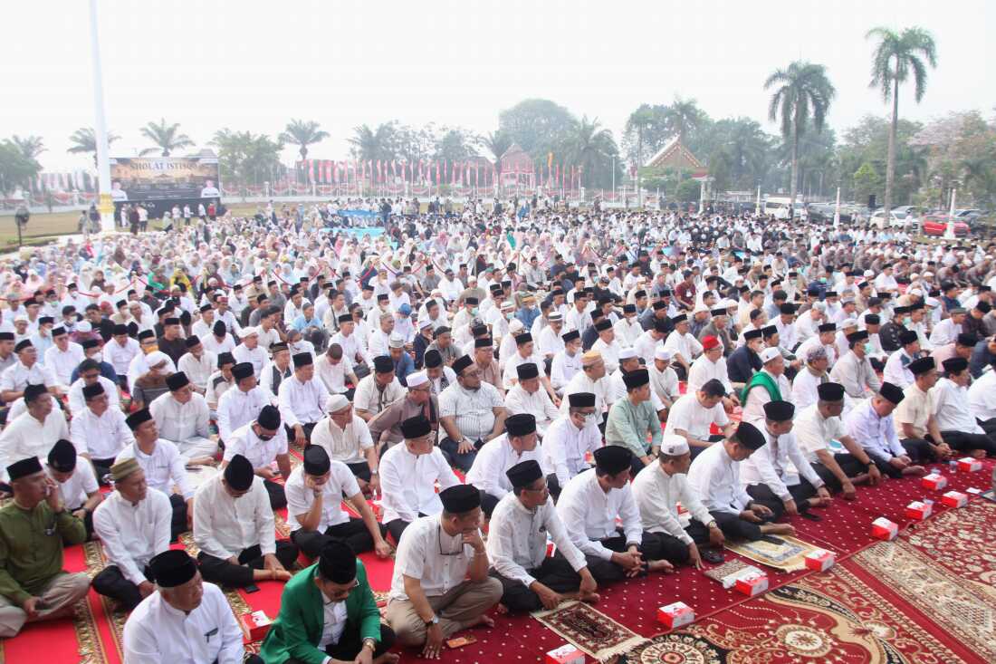 Indonesian Muslims attend a prayer requesting for rain following wildfires that burn through peatlands in several regions in Sumatra and Kalimantan Island, in Palembang, South Sumatra, Indonesia, Tuesday, Aug. 25, 2026.