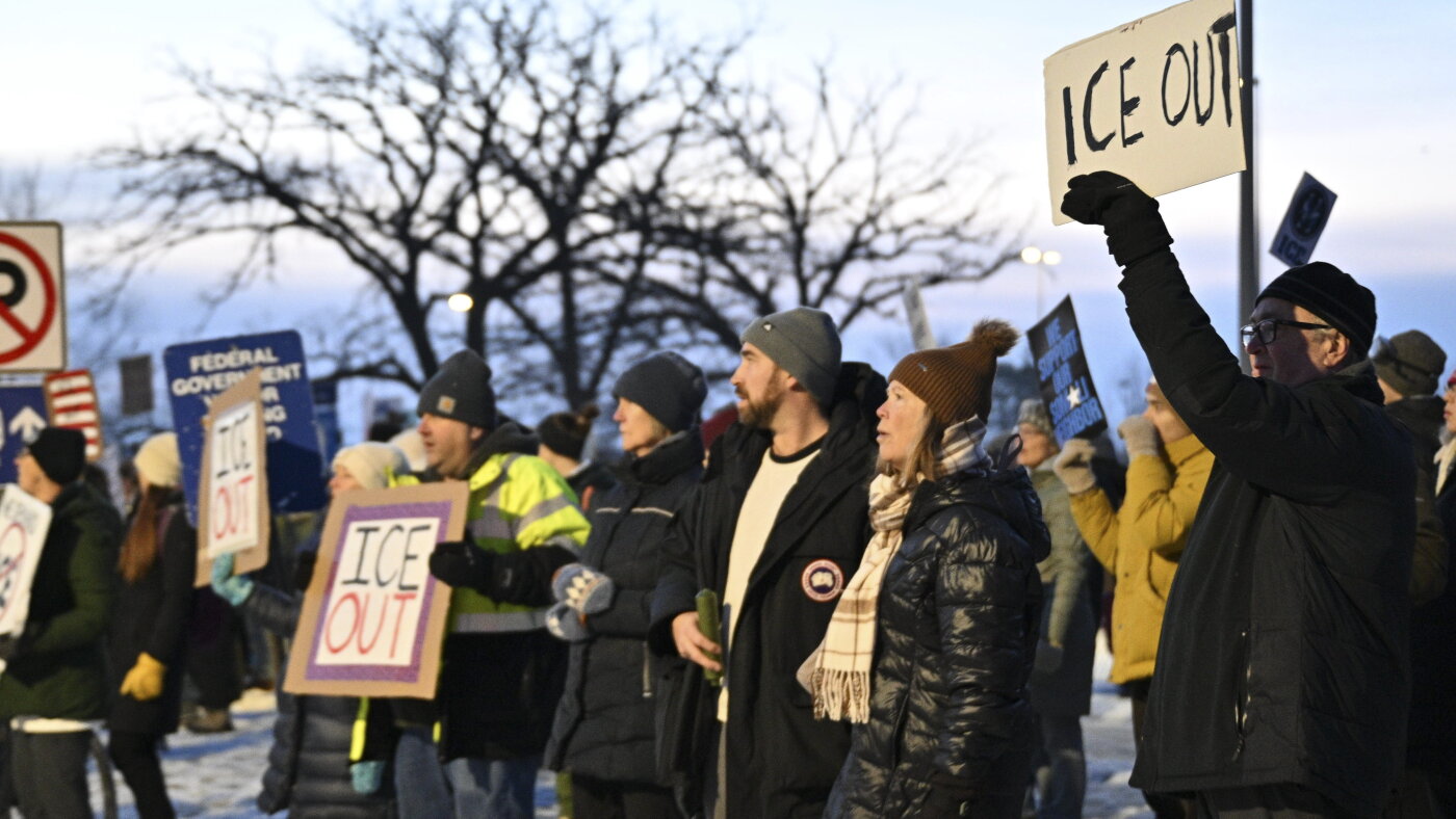 Protests grow over the fatal ICE shooting in Minneapolis : The Picture ...
