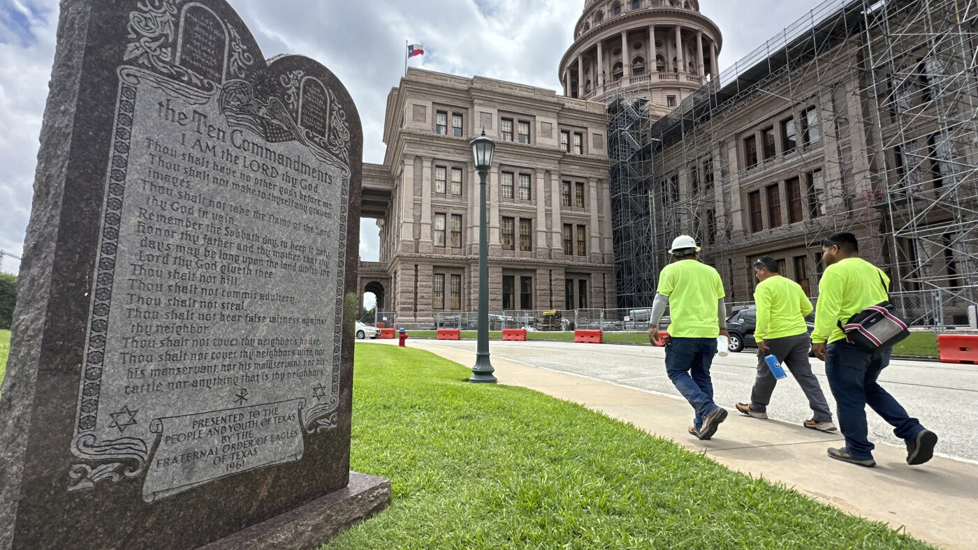 Texas could join Louisiana with a law to require the Ten ... - NPR