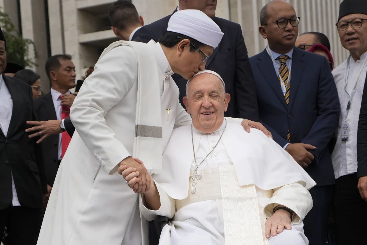 The Grand Imam Nasaruddin Umar (left) bids farewell to Pope Francis, as he leaves after signing the 'Joint Declaration of Istiqlal 2024' at the Istiqlal Mosque in Jakarta, Thursday.