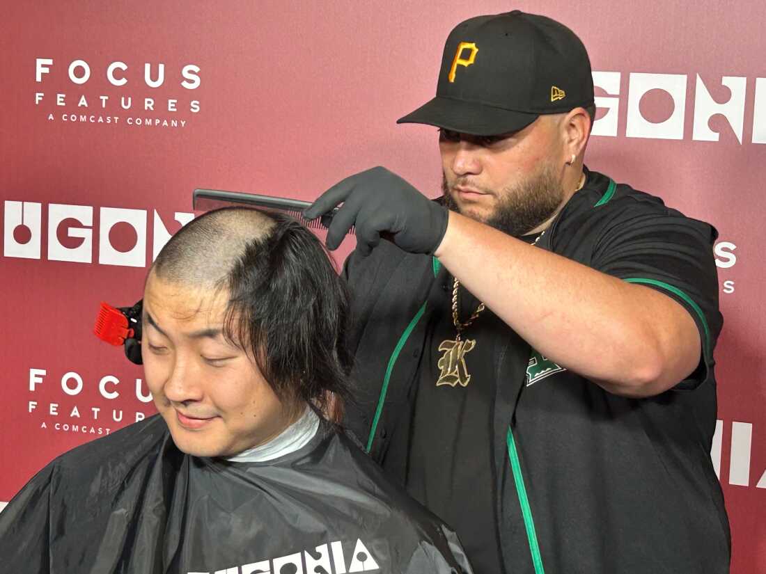 Richard Chung, que trabaja para una empresa de videojuegos, se afeitó la cabeza para obtener una entrada gratuita para una proyección avanzada de "Bugonia."