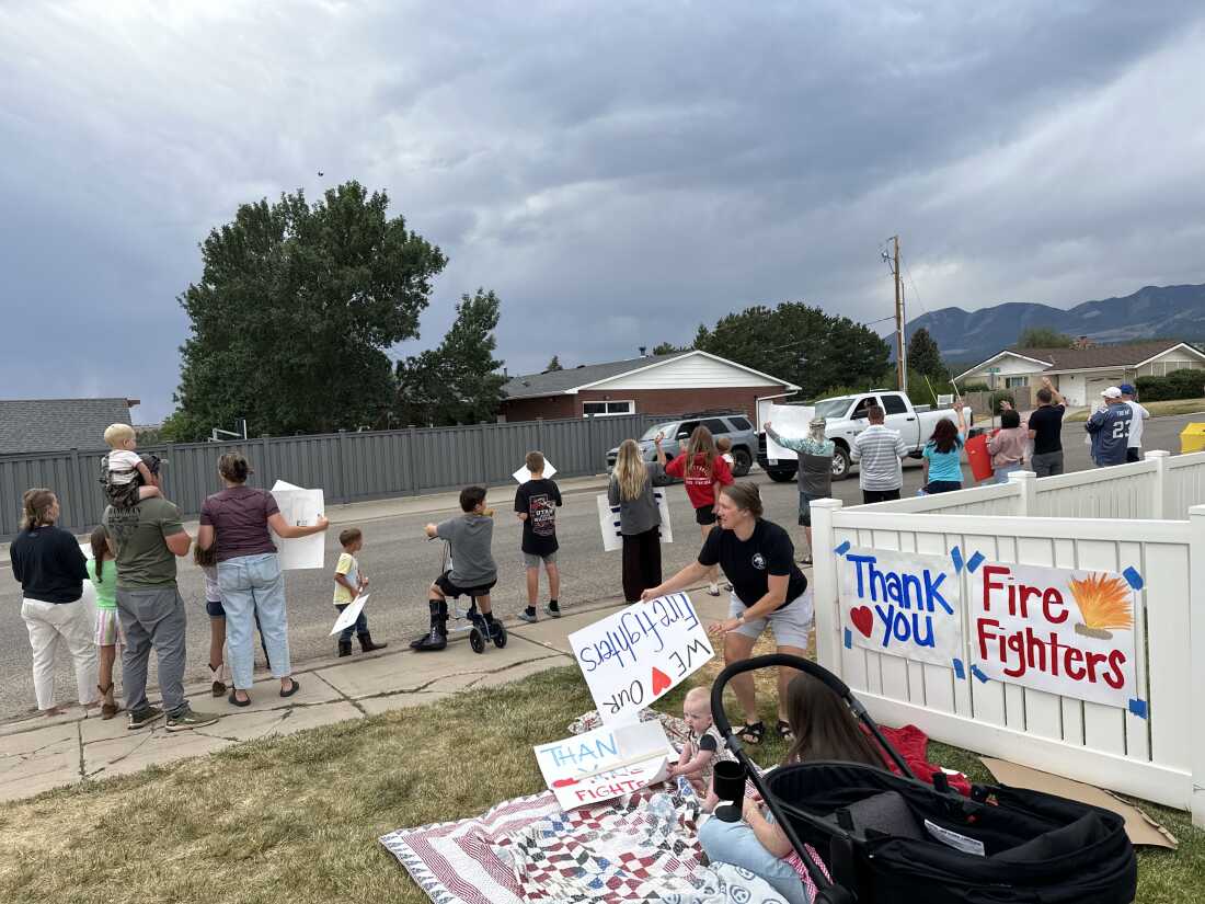 Monticello, Utah'taki insanlar, şehrin batısındaki dağlarda Babil yangınıyla mücadele eden vardiyalarından dönen itfaiyecilere destek veriyor