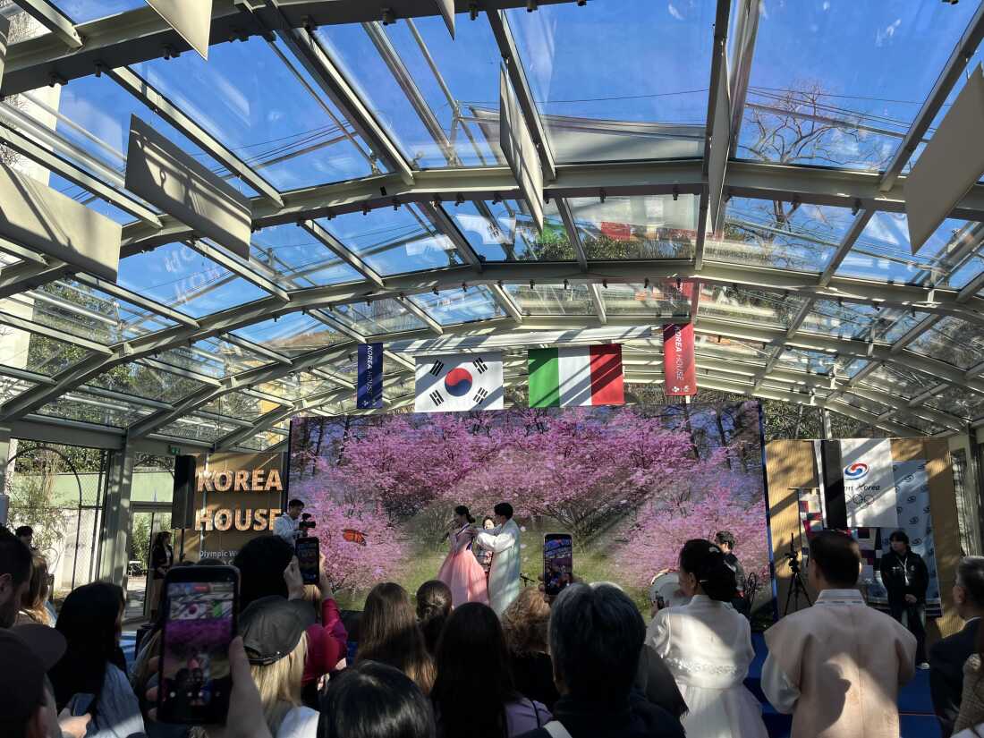 Un vecchio campo da tennis fungeva da palcoscenico per spettacoli musicali.