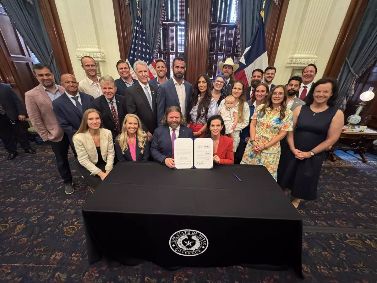 Para Pembela Ibogaine menghadiri penandatanganan Gubernur Greg Abbott pada hari Rabu, 11 Juni 2025 di Texas Capitol.