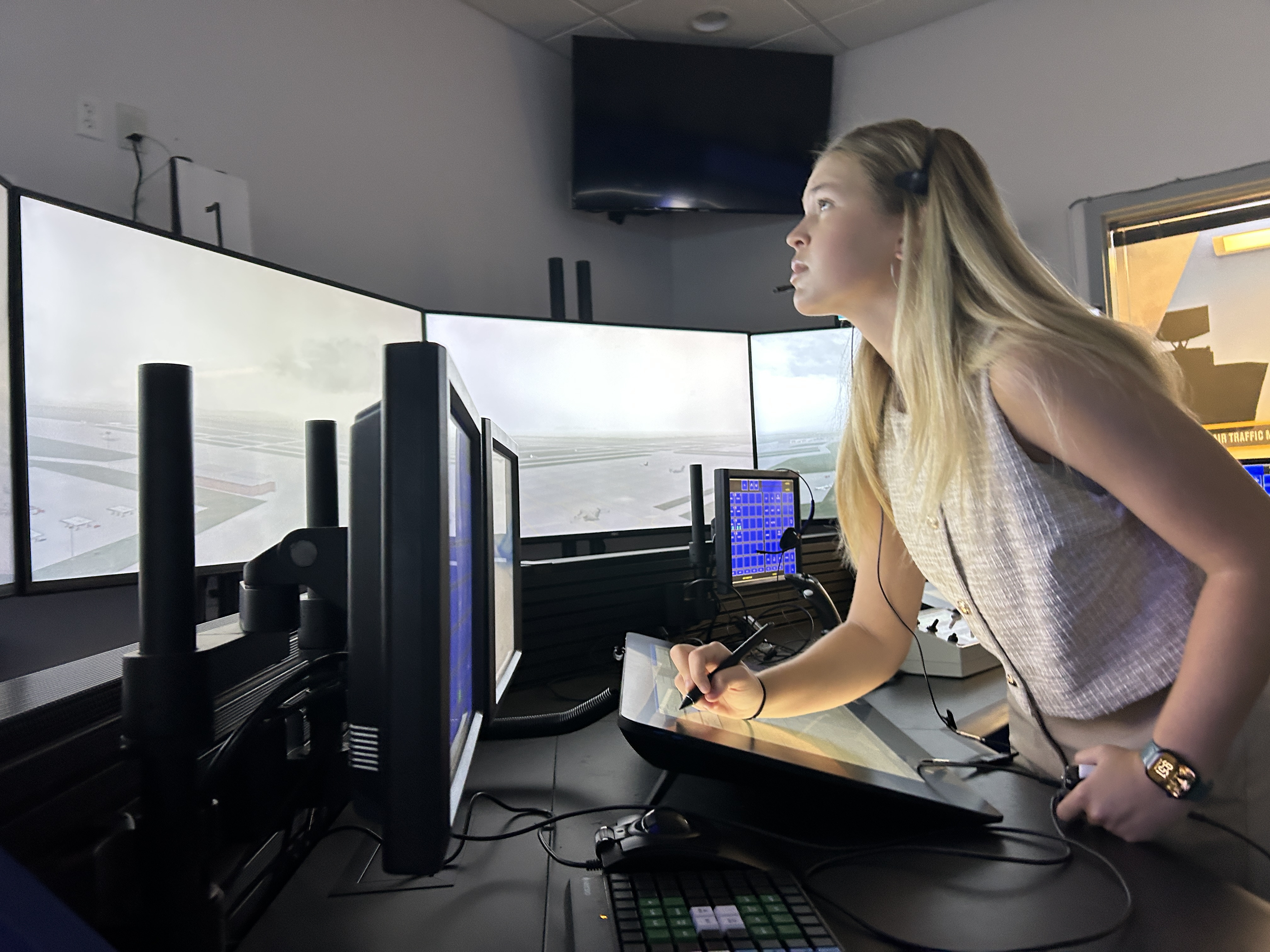 Inside a school that's working to fix the U.S. shortage of air traffic ...