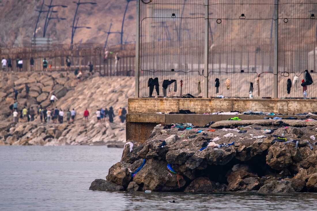 El número de muertos en la crisis fronteriza española llega a 67 mientras decenas de miles regresan a Marruecos