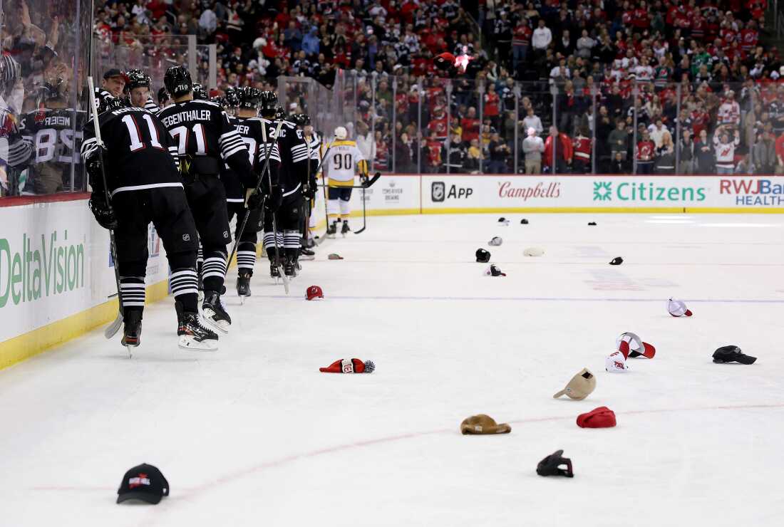 2024 年 11 月 25 日在新泽西州纽瓦克,新泽西魔鬼队的 13 号球员尼科·希斯基尔 (Nico Hischier) 上演帽子戏法后,坐在替补席上的队友向他表示祝贺。