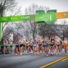 Elit kadın mesafe koşucuları, 1 Mart'taki Atlanta Yarı Maratonu'nun başlangıcında yarışa başlıyor. Sol ortadaki Jess McClain, resmi bir araba onu rotasından çıkarmadan önce yarışın çoğunu yönetti.