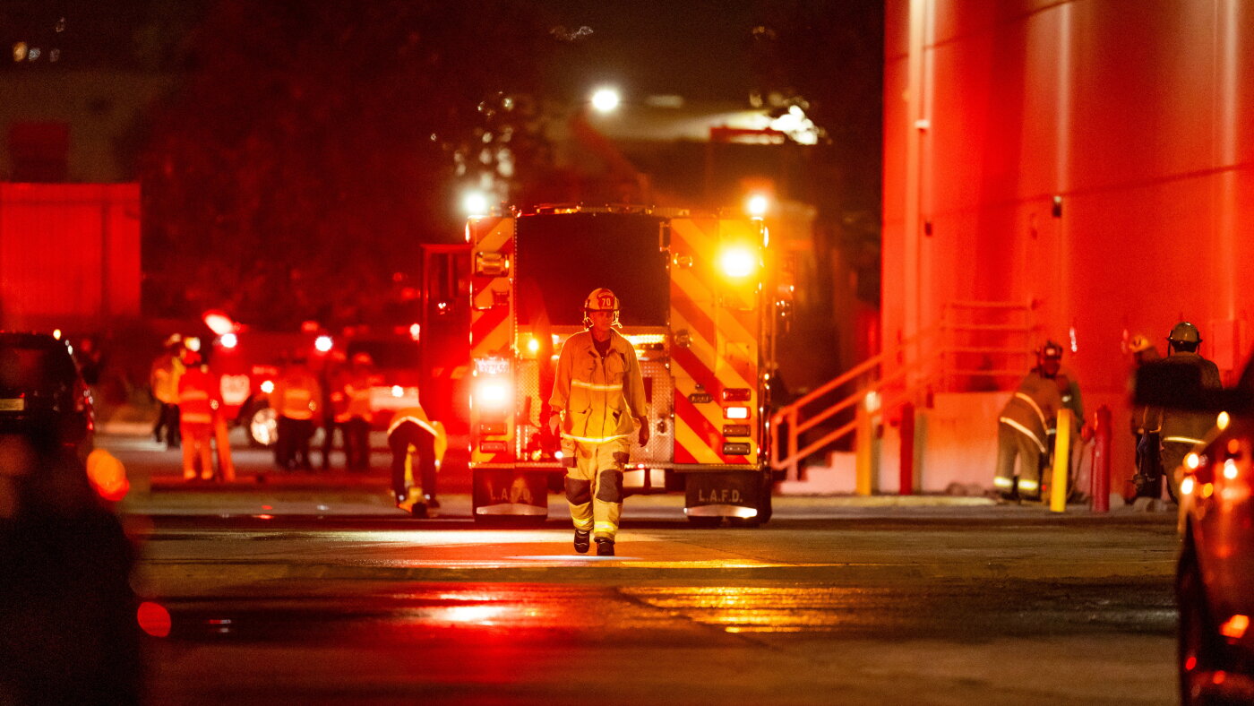 Helicopter crashes and kills at least 3 people near a bus crash in Los Angeles