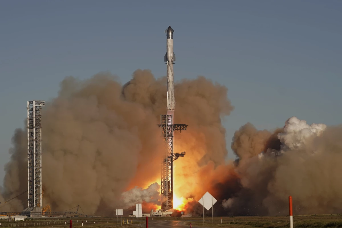 Starship lifts off from its pad in Boca Chica, Texas, on Thursday. Minutes after launching, it exploded, spreading debris across the Caribbean.