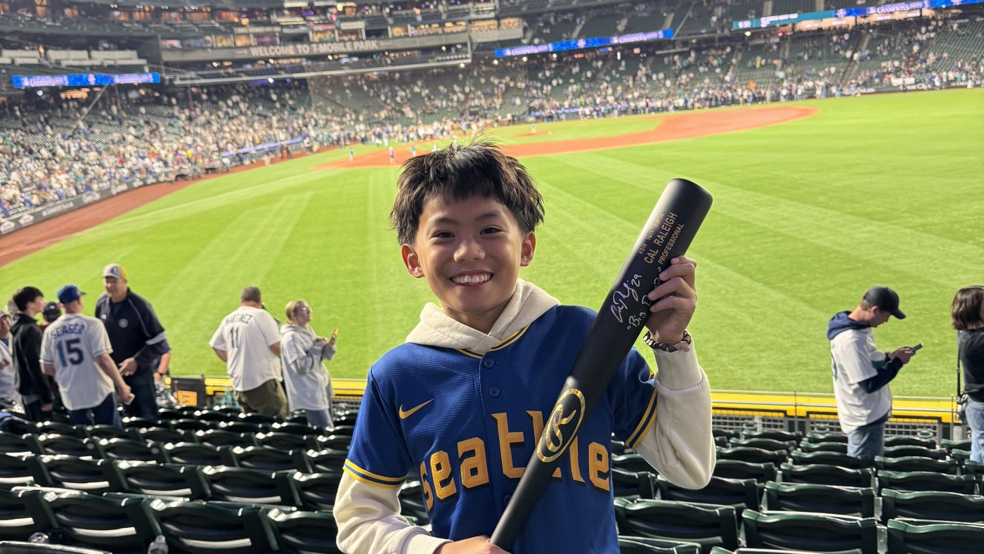 Random act of kindness: Mariners fan gifts historic ball to young stranger