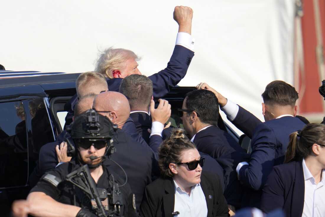 共和党の大統領候補、トランプ前大統領がステージから降ろされる。
